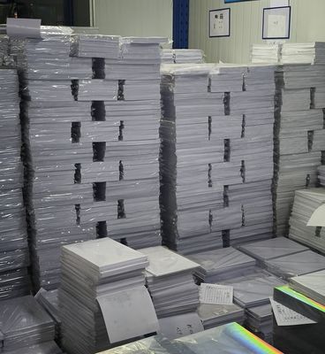 Folha de PVC imprimível a jato de tinta branco com forte resistência ao descascamento para imagens de alta resolução e tamanhos personalizados