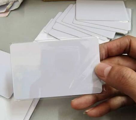 Folhas de PVC impressas por jato de tinta branco para produção de cartões de plástico.