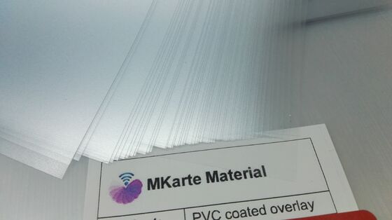 Película de revestimento revestida de PVC transparente com espessura de 0,04-1,0 mm e forte nível de adesão para laminação de cartões de plástico