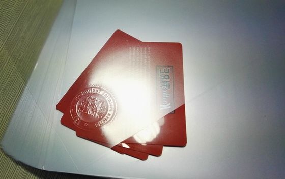 O PVC da parte alta revestiu o filme projetado para a laminação financeira do cartão de banco
