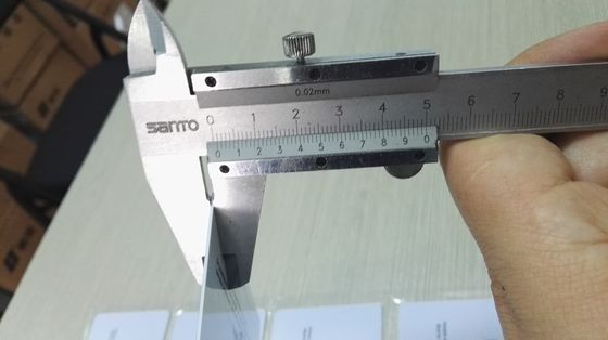 Imagens altas Konica Digital da definição que imprime folhas do Pvc para a produção do cartão do Pvc