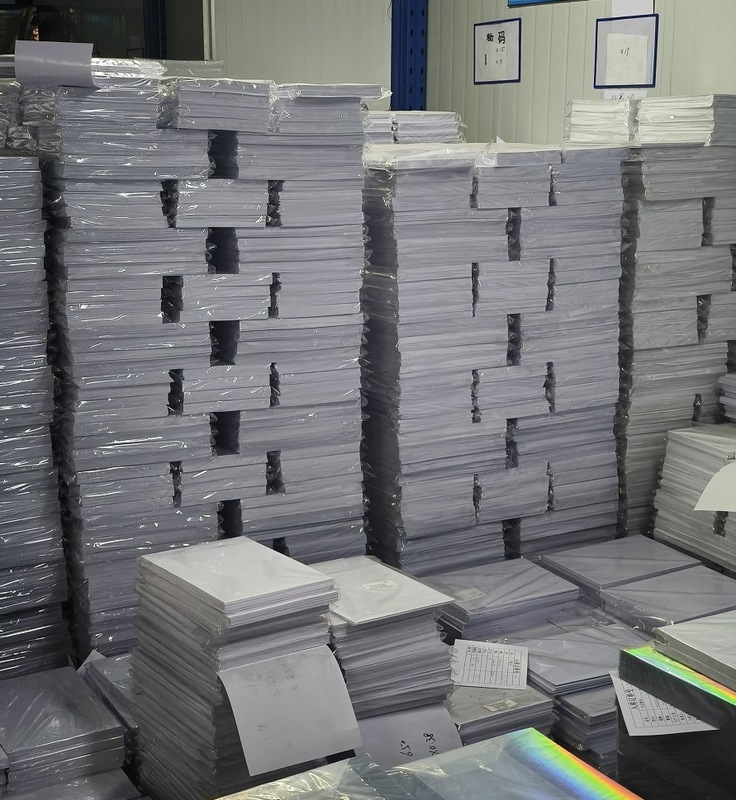 Folha de PVC imprimível a jato de tinta branco com forte resistência ao descascamento para imagens de alta resolução e tamanhos personalizados
