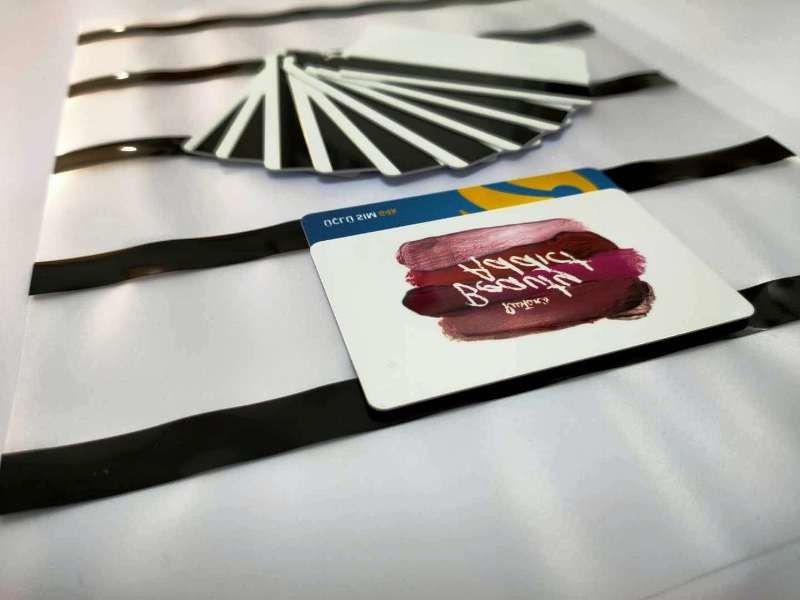 Listra magnética do Olá!-Co do filme revestido preto das listras magnéticas da cor para a laminação do cartão do PVC